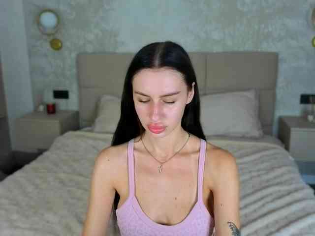 Snowwhiteee's cam show statistics and live stream