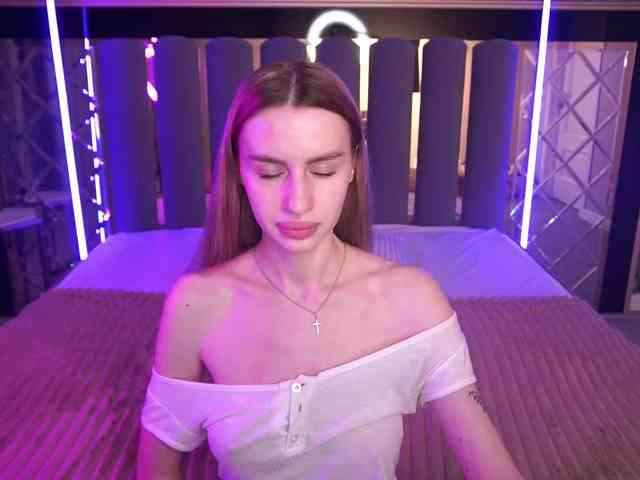 SnowWhiteee webcam