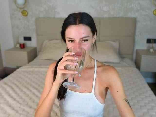 SnowWhiteee webcam