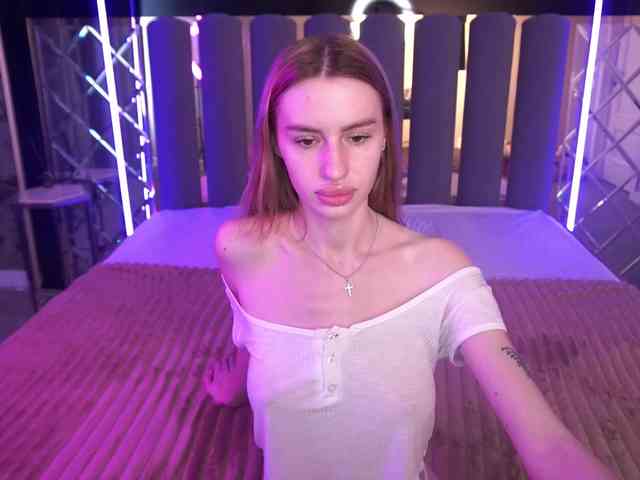 SnowWhiteee webcam