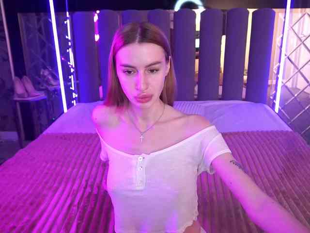SnowWhiteee webcam