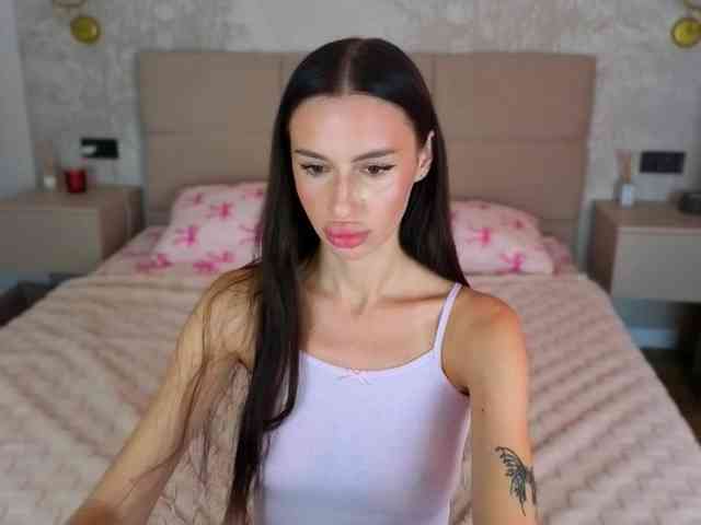 SnowWhiteee webcam