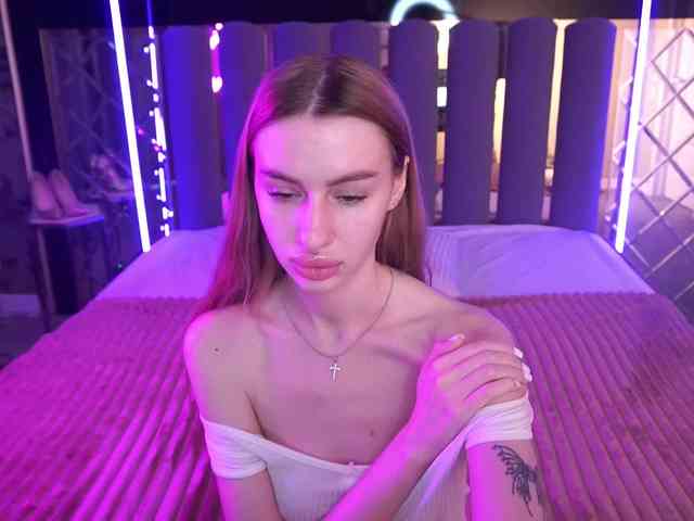 SnowWhiteee webcam