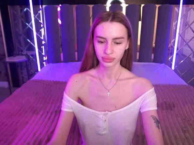 SnowWhiteee webcam
