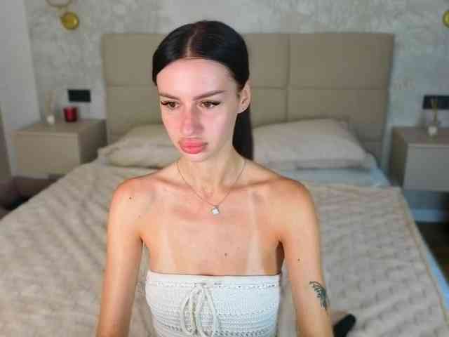 SnowWhiteee webcam