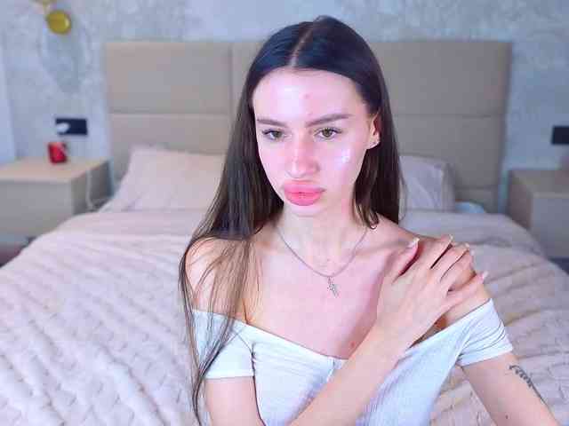 SnowWhiteee webcam