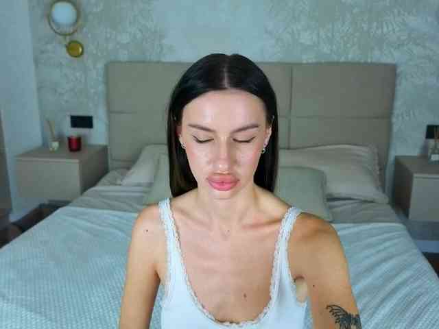 SnowWhiteee webcam