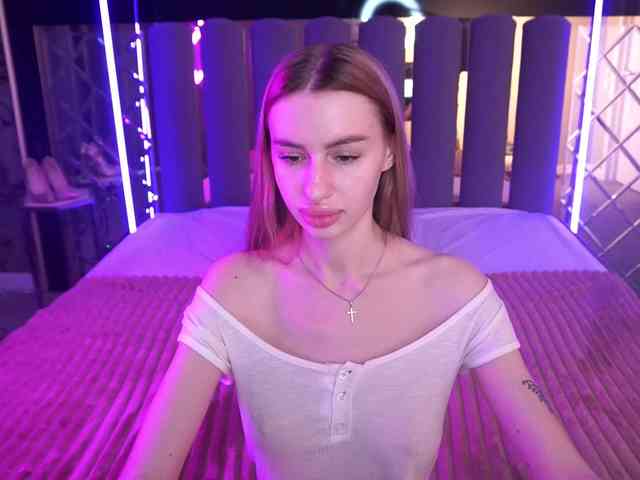 SnowWhiteee webcam