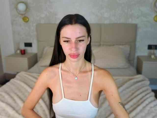 SnowWhiteee webcam