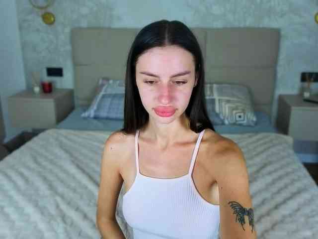 SnowWhiteee webcam