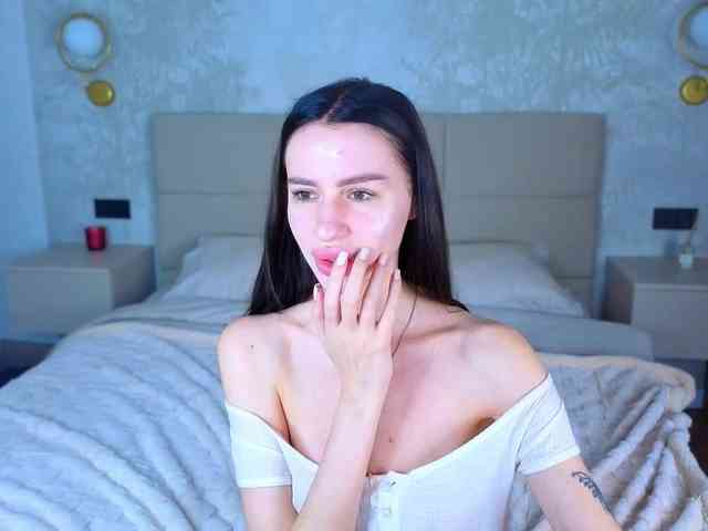SnowWhiteee webcam