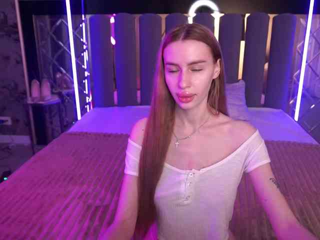 SnowWhiteee webcam