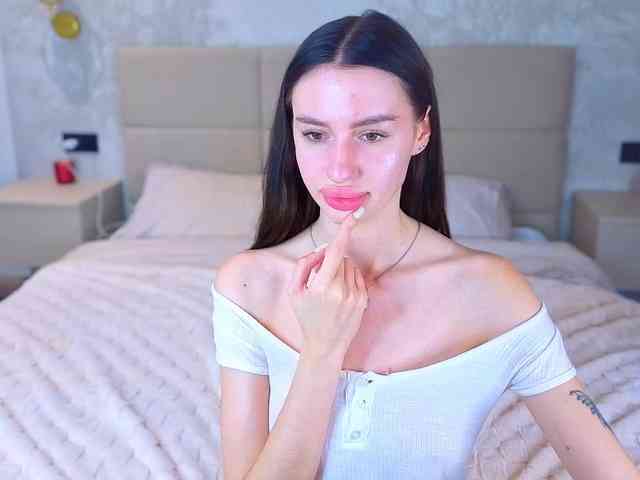 SnowWhiteee webcam