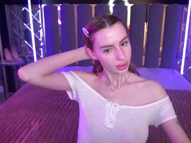 SnowWhiteee webcam