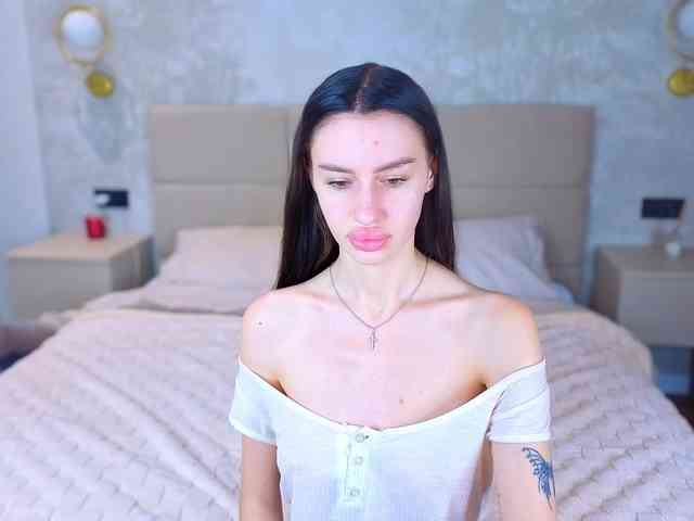 SnowWhiteee webcam