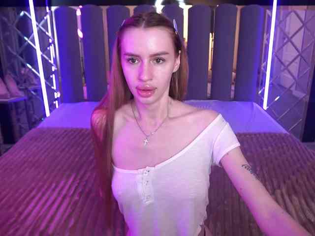 SnowWhiteee webcam
