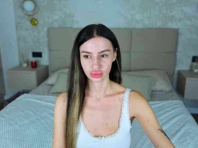 SnowWhiteee webcam