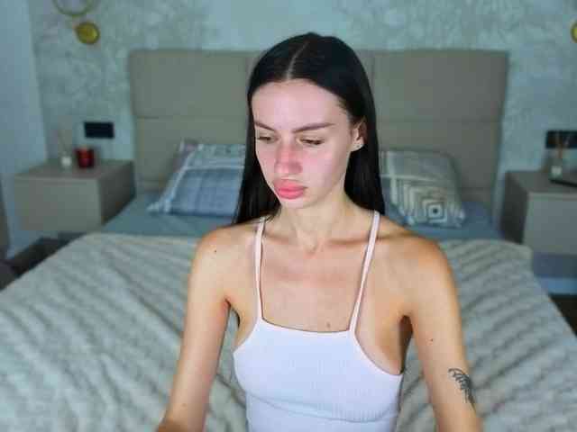 SnowWhiteee webcam