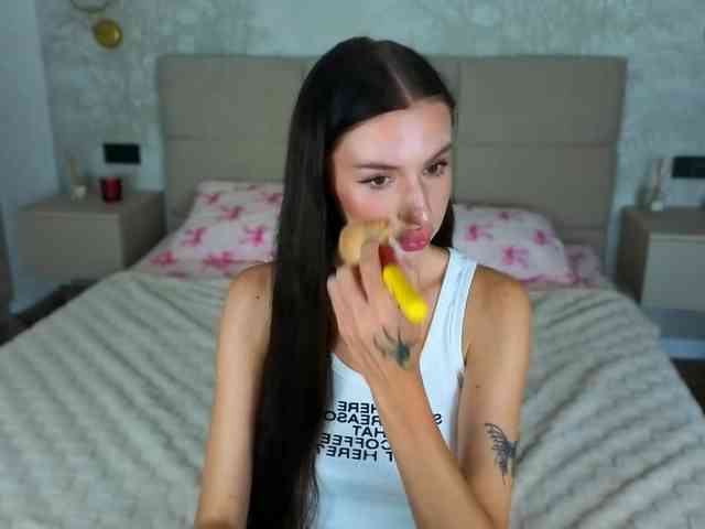 SnowWhiteee webcam