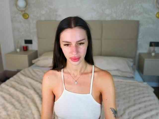 SnowWhiteee webcam