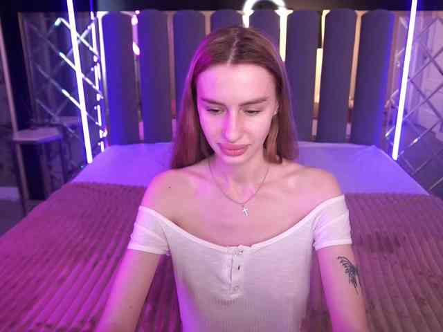 SnowWhiteee webcam