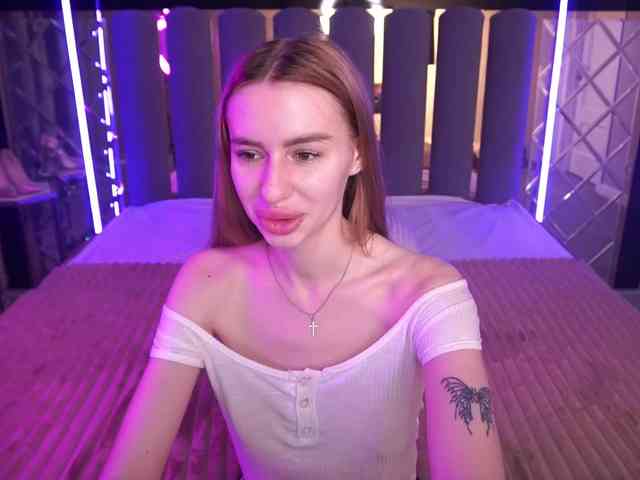 SnowWhiteee webcam