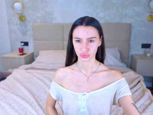 SnowWhiteee webcam
