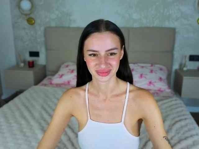 SnowWhiteee webcam
