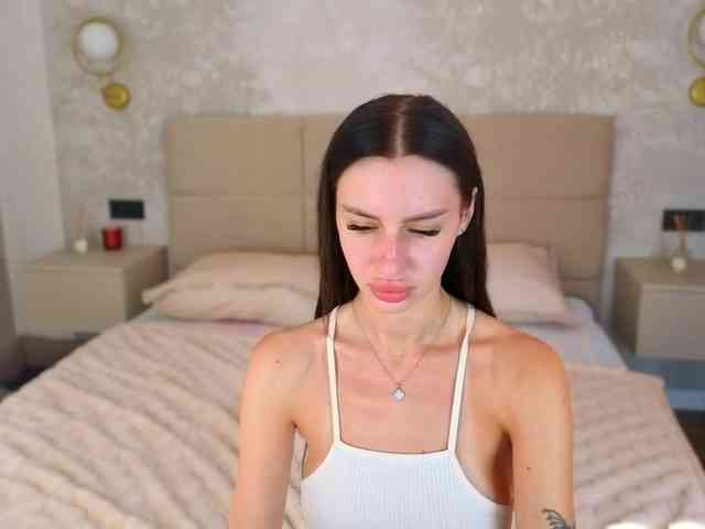 SnowWhiteee webcam