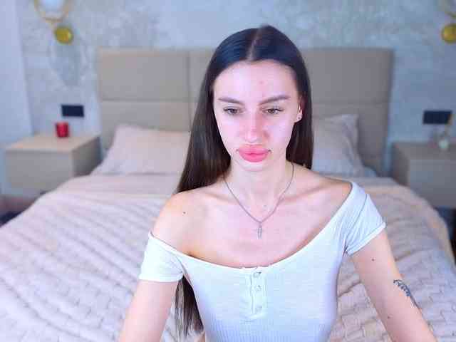 SnowWhiteee webcam