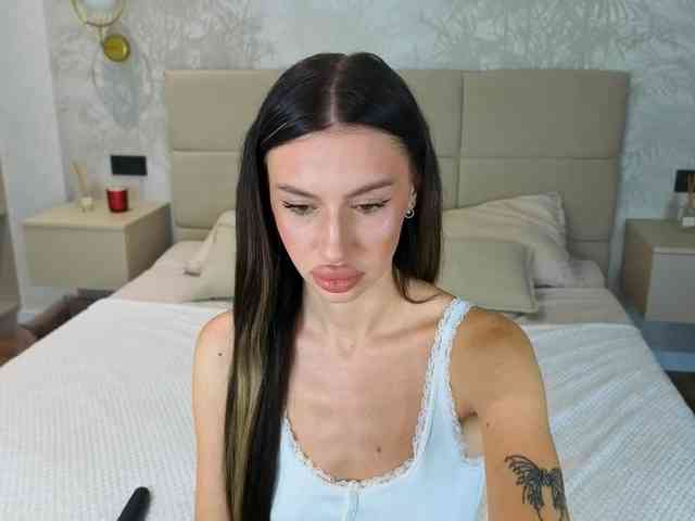 SnowWhiteee webcam