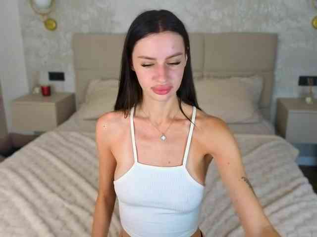 SnowWhiteee webcam