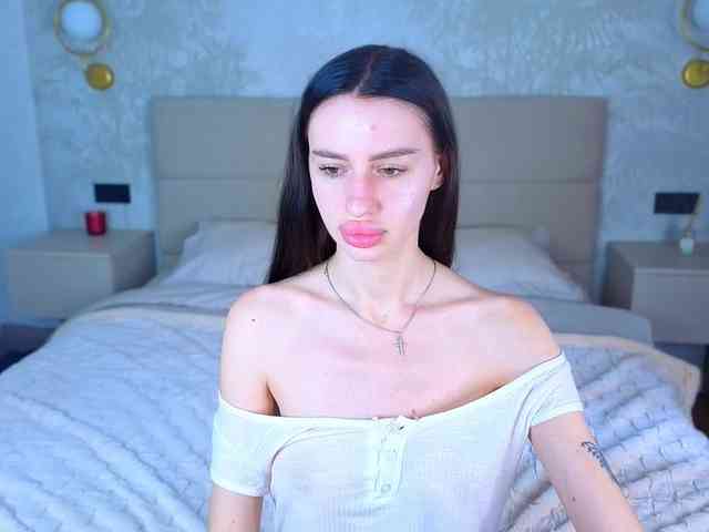 SnowWhiteee webcam