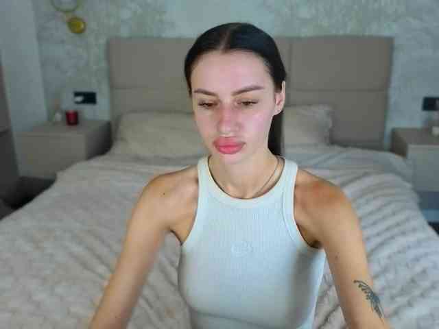 SnowWhiteee webcam
