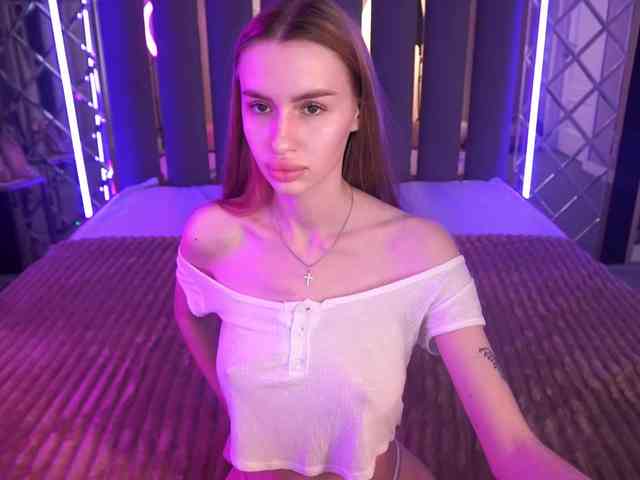 SnowWhiteee webcam