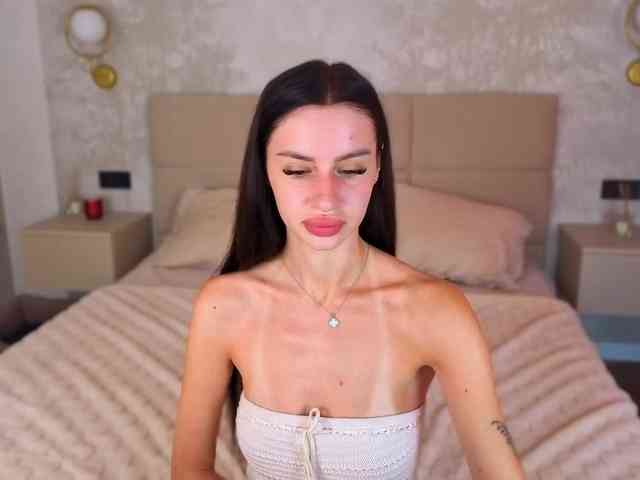 SnowWhiteee webcam