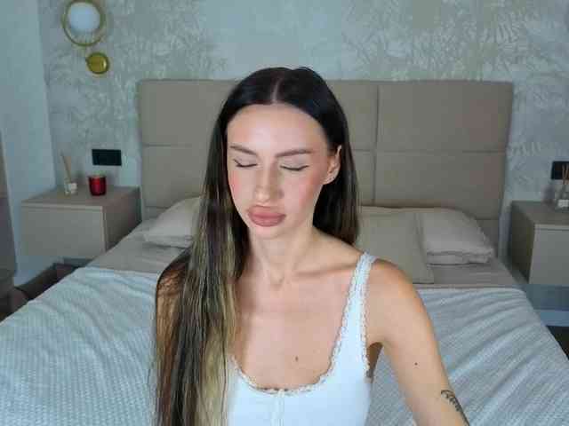SnowWhiteee webcam
