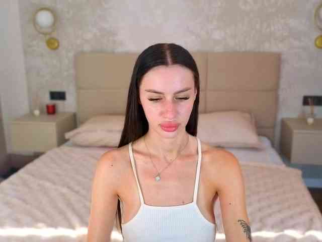 SnowWhiteee webcam