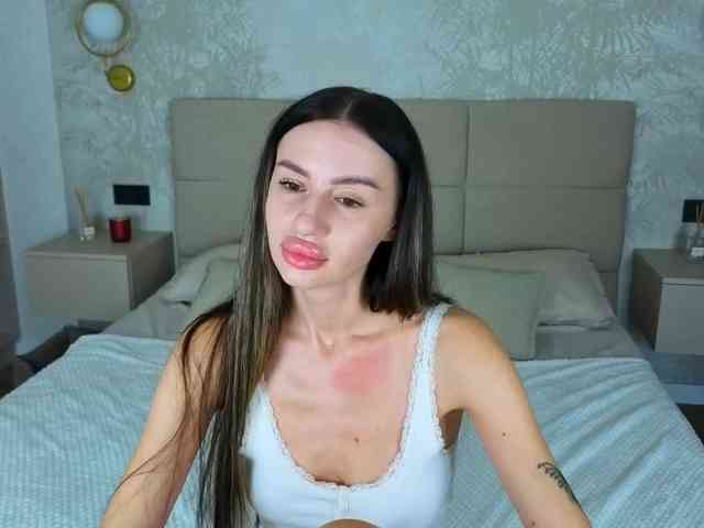 SnowWhiteee webcam