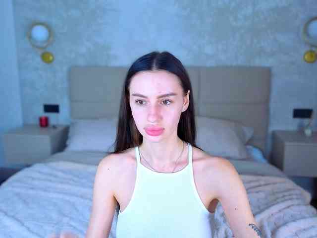 SnowWhiteee webcam