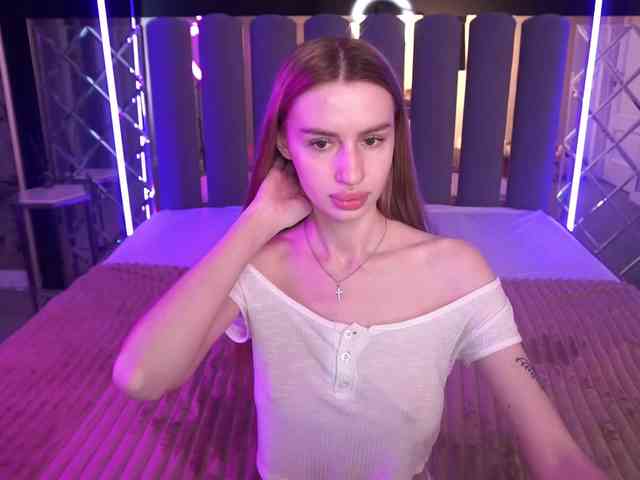 SnowWhiteee webcam