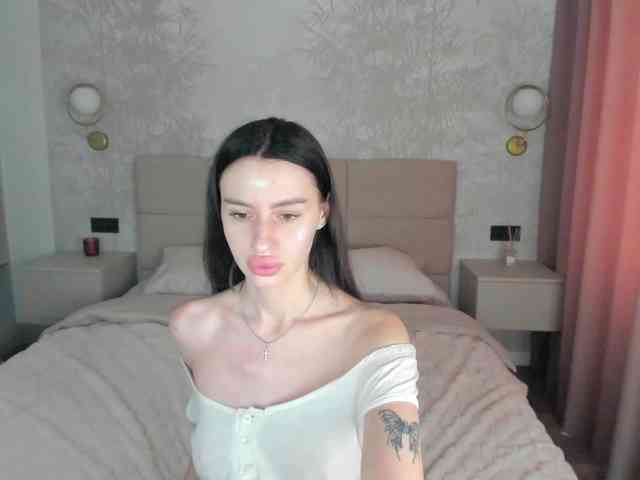 SnowWhiteee webcam