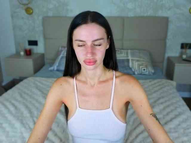 SnowWhiteee webcam