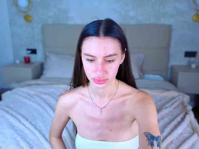 SnowWhiteee webcam