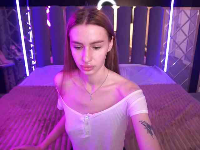 SnowWhiteee webcam
