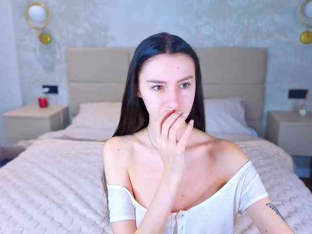SnowWhiteee webcam