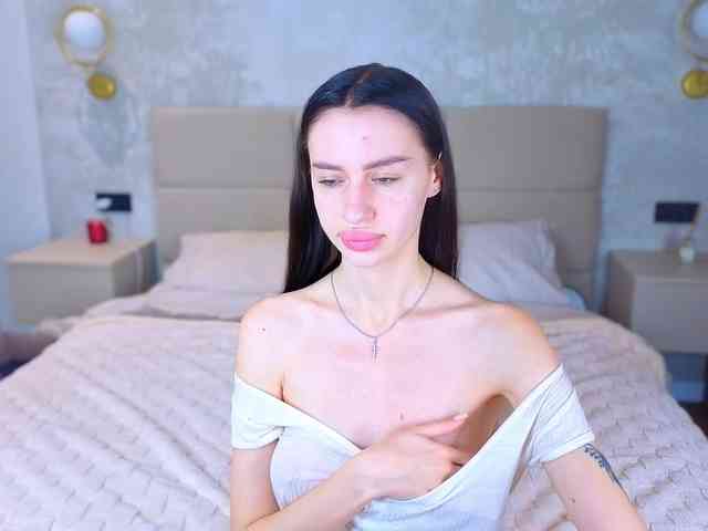 SnowWhiteee webcam