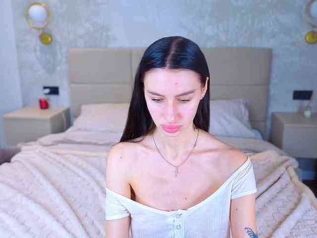 SnowWhiteee webcam