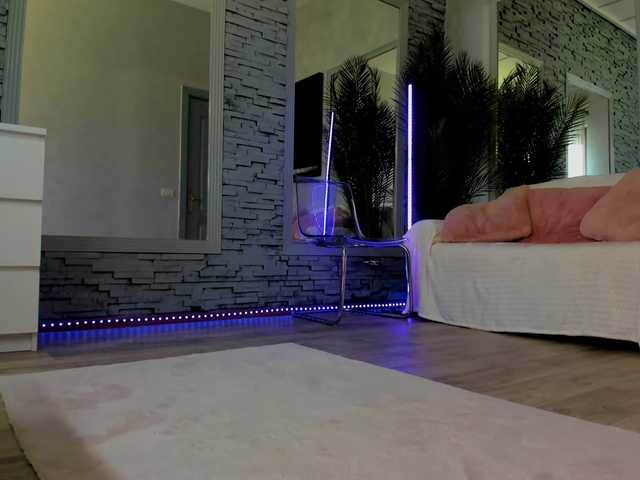 Reina-Cummings live webcam show