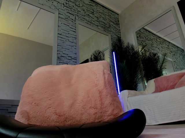 Reina-Cummings live webcam show